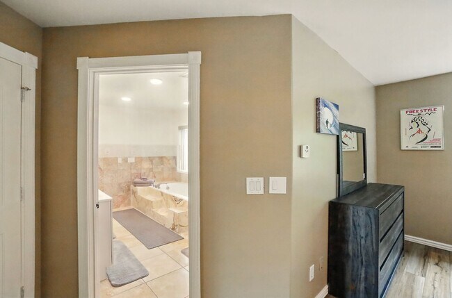 Foto del edificio - Beautiful Fully furnished 4 bedroom 2.5 bath