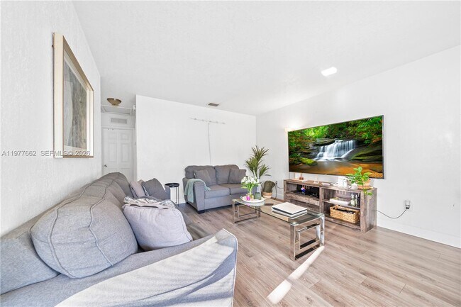 Foto del edificio - 581 NW 113th St