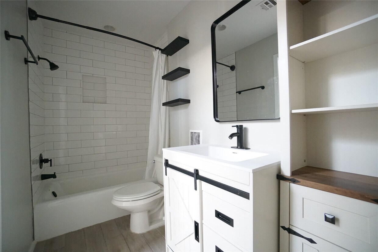 Building Photo - 6008 Inwood Dr