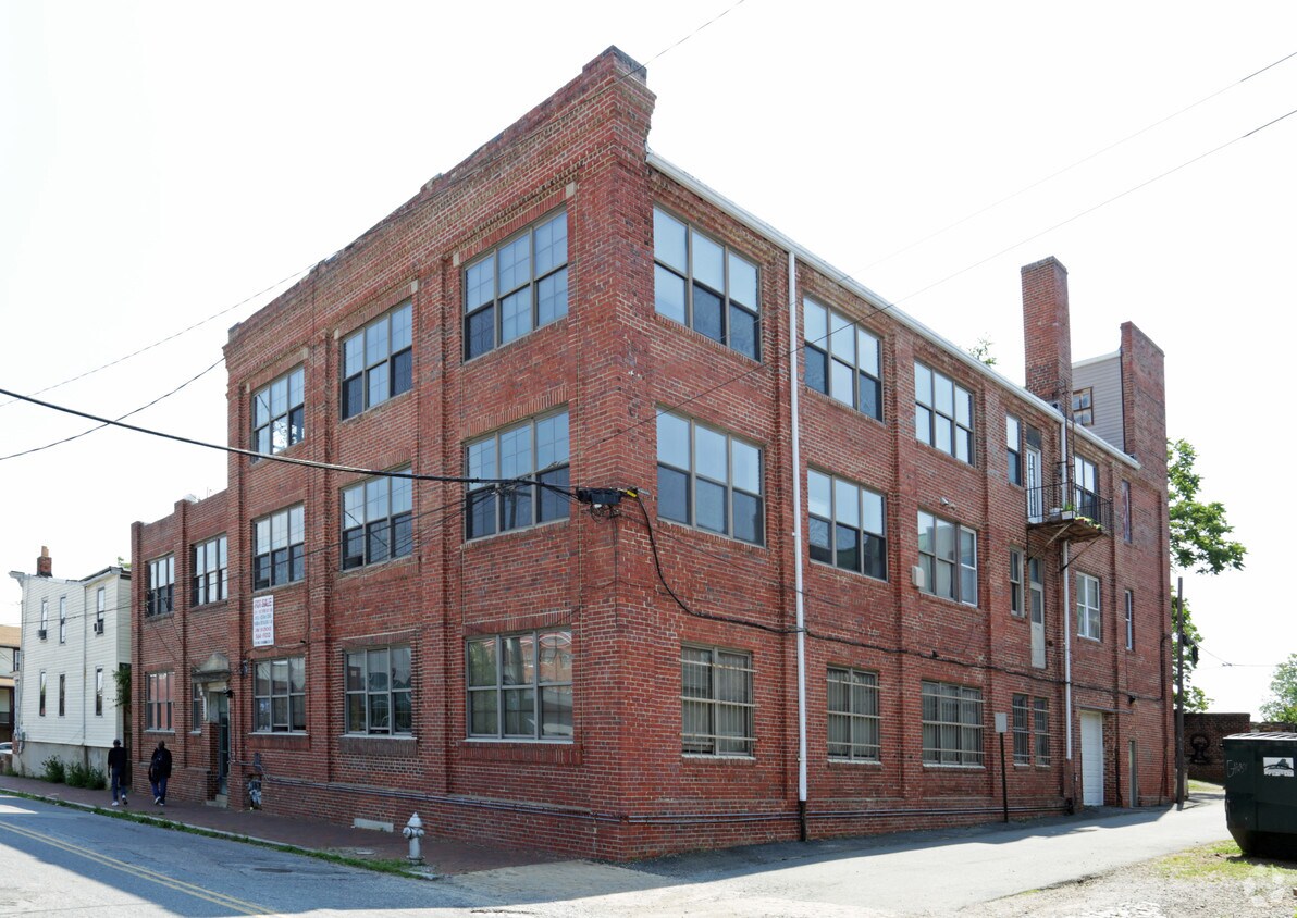 Primary Photo - 715-719 Bowe St