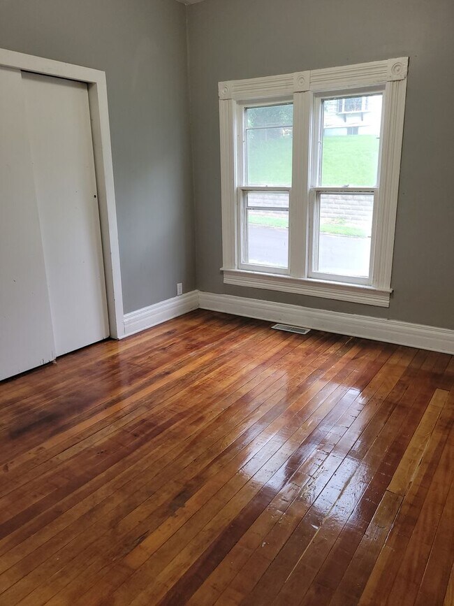 Building Photo - 712 Warsaw Ave., Saint Joseph, MO. 64507