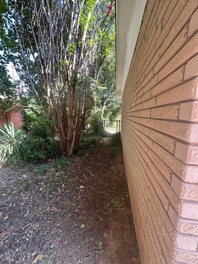 Building Photo - 3 bed 1.5 bath 1 car garage