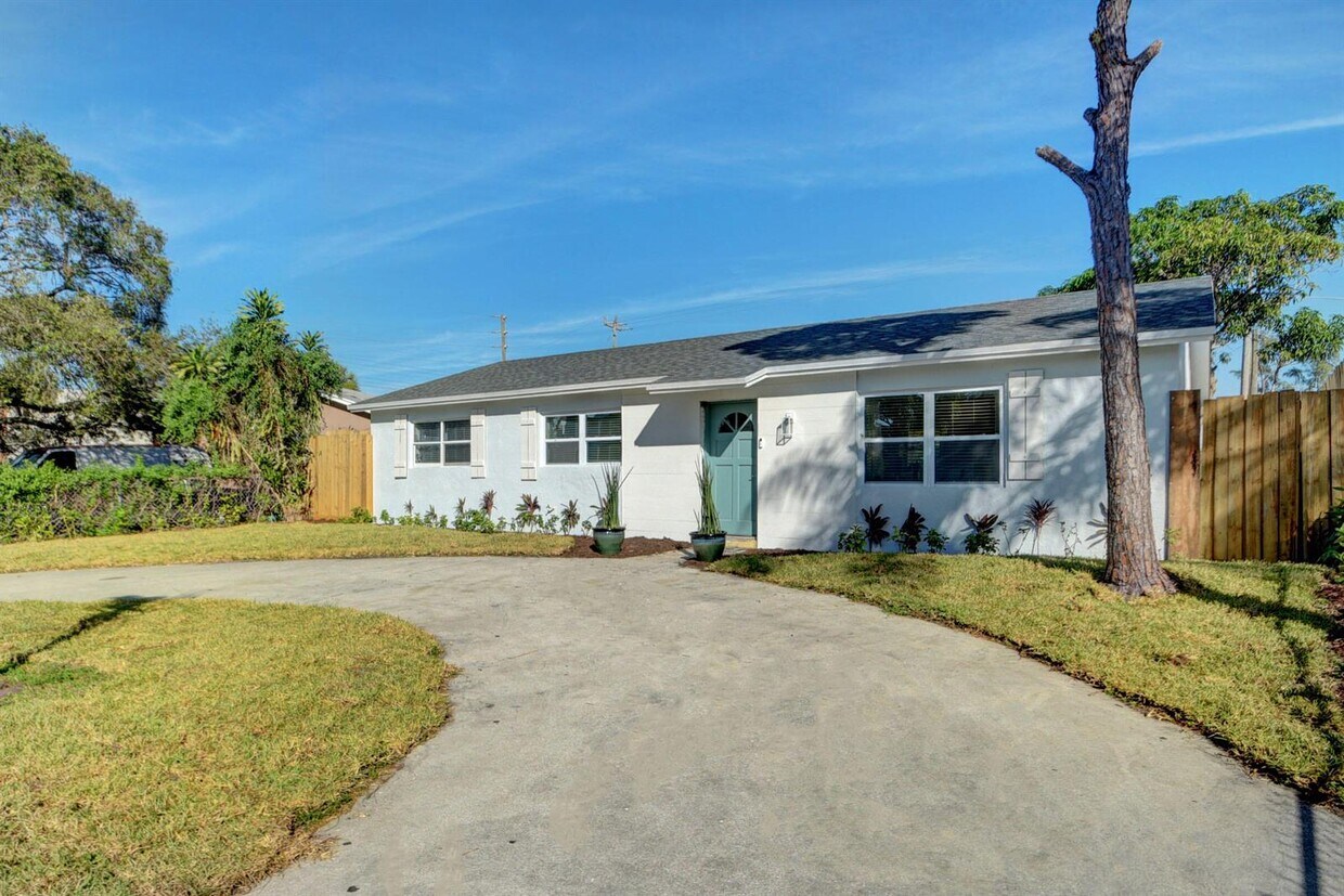 Primary Photo - 5710 Driftwood St