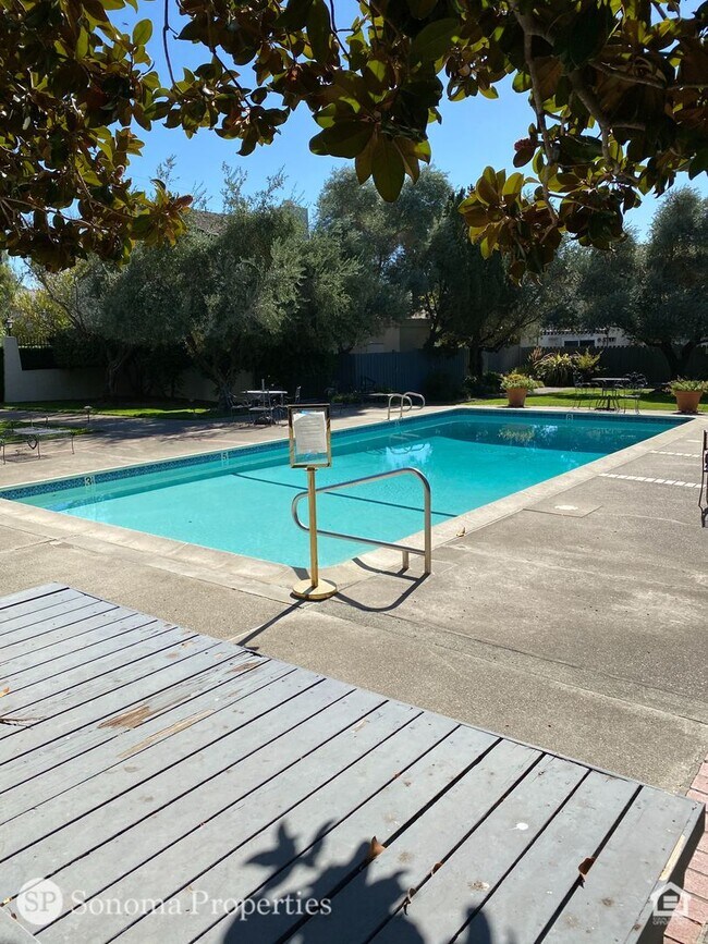 Foto del edificio - Spacious Condo on Eastside, Close to Plaza!