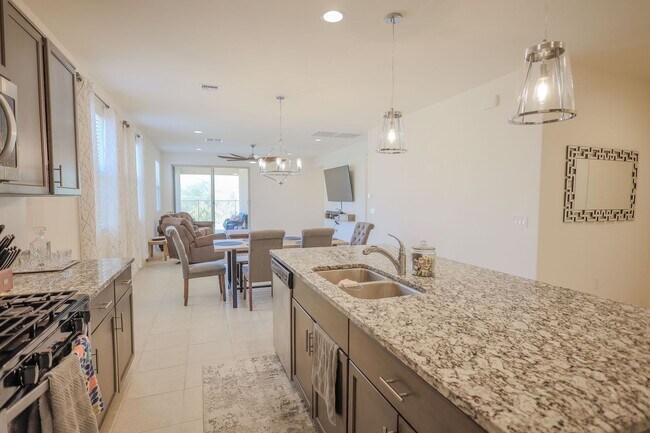 Building Photo - 14031 E Golden Oaks Rd