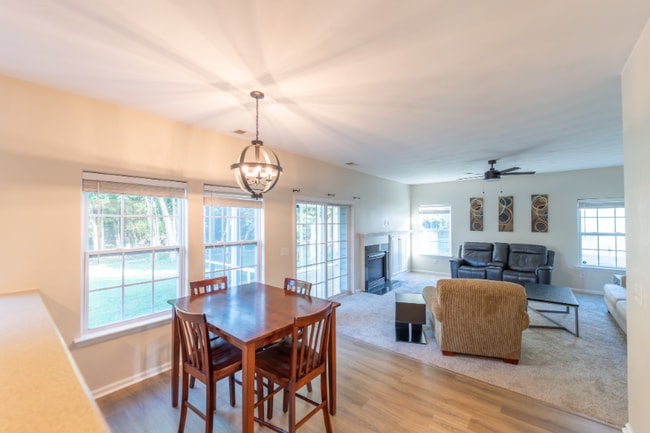 Building Photo - 2076 Queens Point Dr