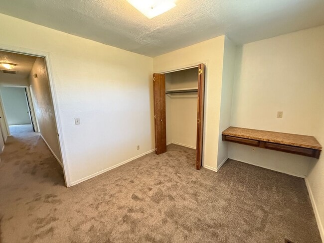 Building Photo - Three bedroom Duplex, Fenced Yard, Union School District