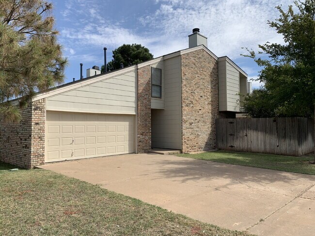 Building Photo - Updated Duplex in the Heart of Shopping an...