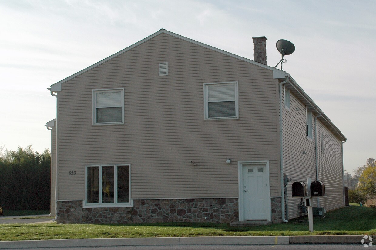 Building Photo - 523 Airport Rd