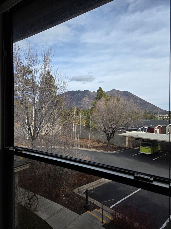 Foto del edificio - Spacious 2 Bed + 2 Bath Condo | 1,104 Sq Ft | Gas Fireplace | Private Balcony | Natural Light Filled