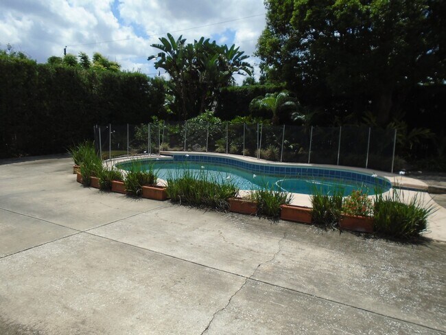 Foto del edificio - DOMMERICH AREA POOL HOME WITH POOL/LAWN IN...