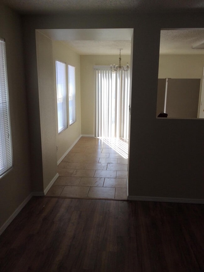 Foto del edificio - 6136 Rose Park Ave NW