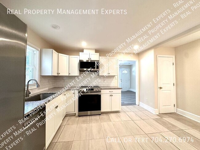 Building Photo - Charming 3BR/2BR Home in Charlotte!