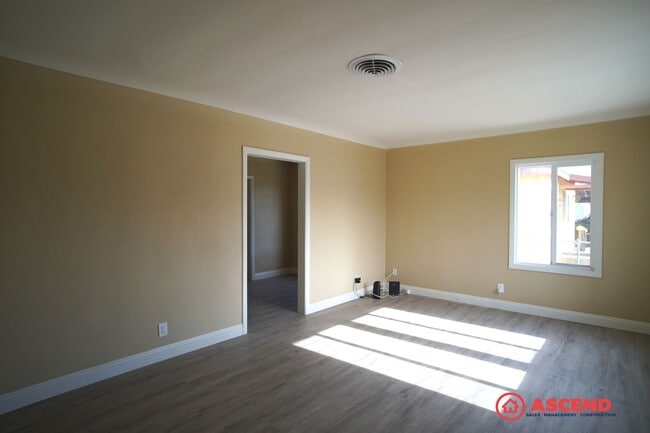 Foto del edificio - Adorable 4 Bedroom Bungalow!