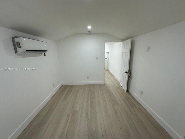 Foto del edificio - 141 NE 14th St