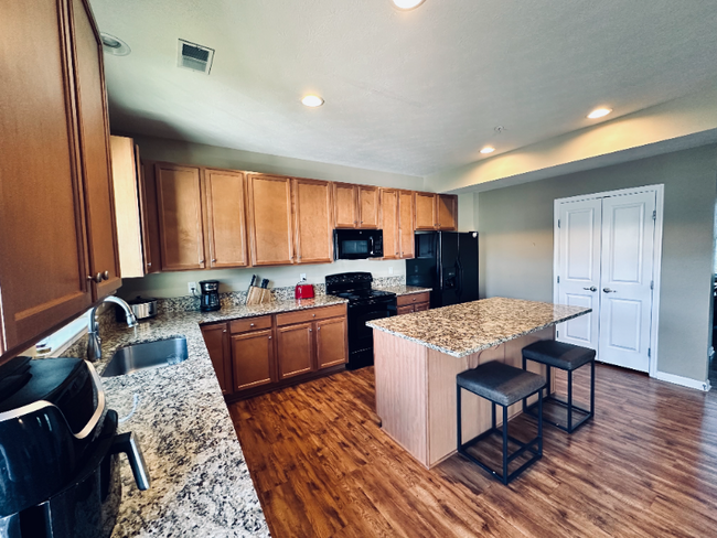 Building Photo - 117 Maple Ridge Ct