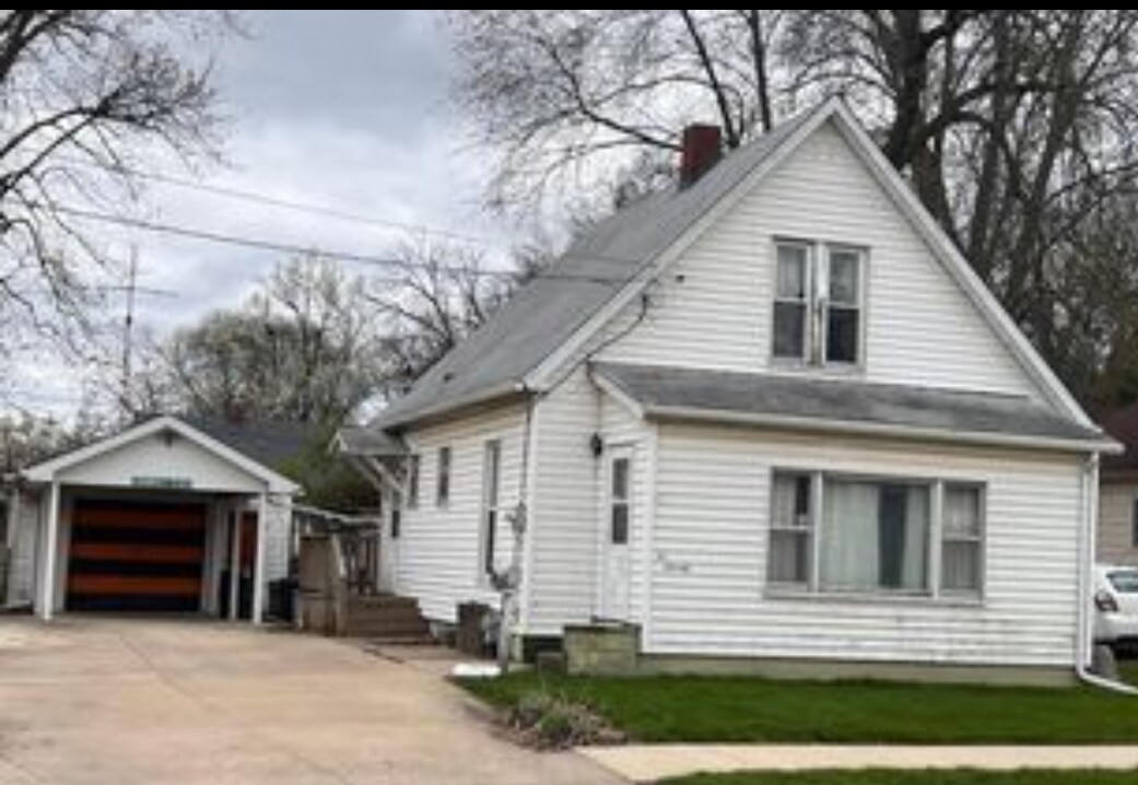 Primary Photo - 270 E Birch St