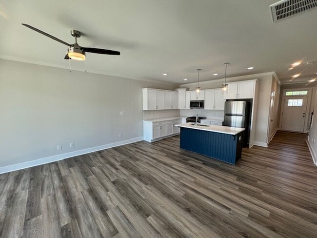 Building Photo - Might as well be brand new townhome!