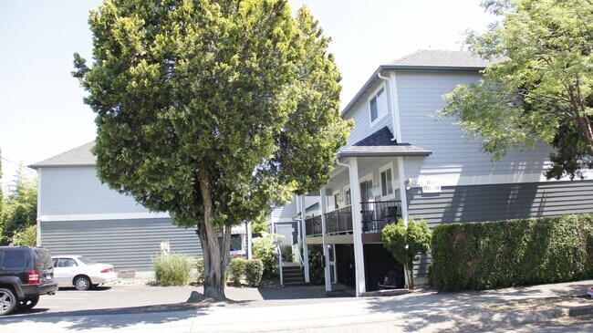 Building Photo - Townhouse style 1.5 bath with off street p...