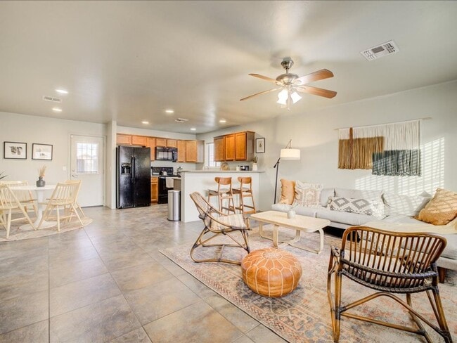Building Photo - Furnished 4 Bedroom 2 Bathroom