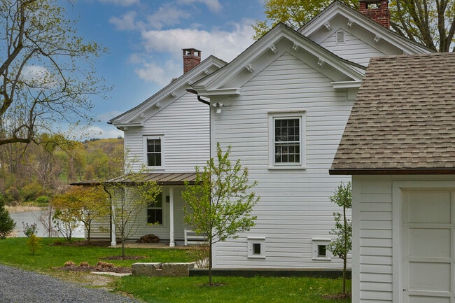 Building Photo - 1243 Hunns Lake Rd