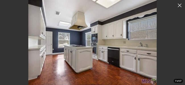 Building Photo - 10521 Sandringham Ave