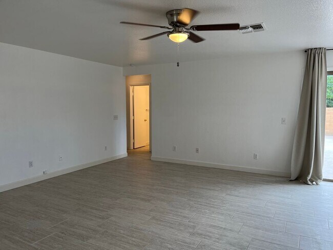 Foto del edificio - 2403 E Palm Beach Dr