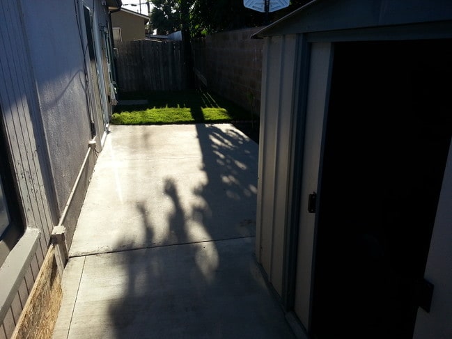 Building Photo - 423 E Mountain View St