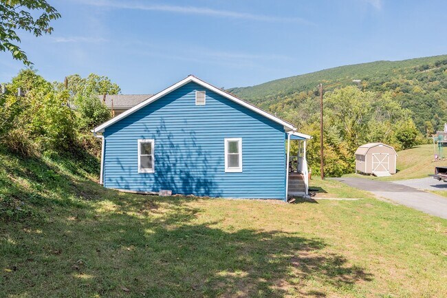 Foto del edificio - Charming updated 2 bedroom 1 bath home in Narrows VA