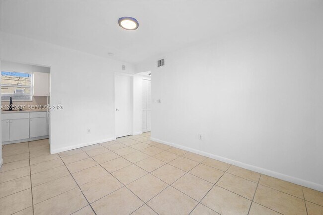 Foto del edificio - 577 NE 82nd St