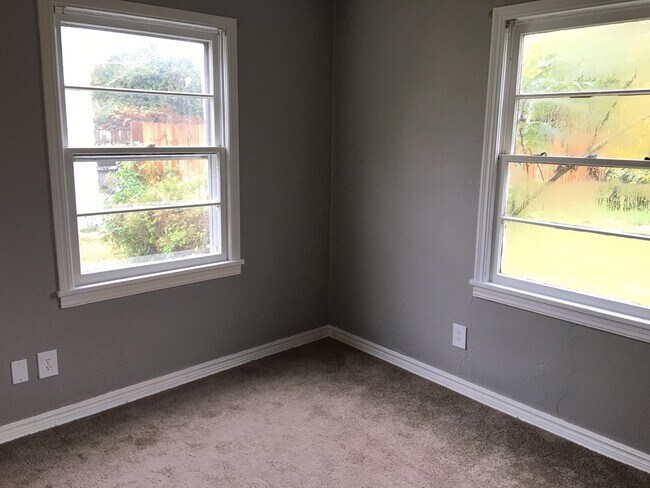 Building Photo - Great House 4 bedroom 2 bath house