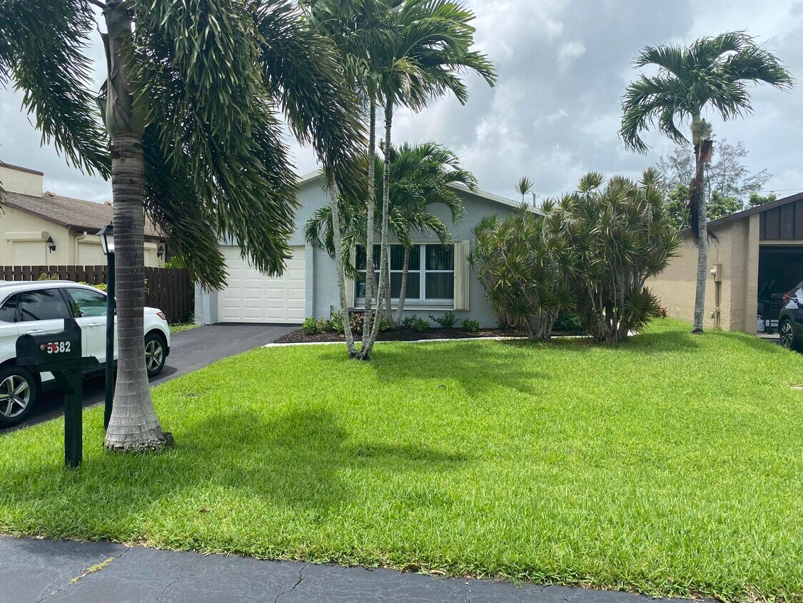 5582 Mirror Lakes Blvd, Boynton Beach, FL 33472 House Rental in