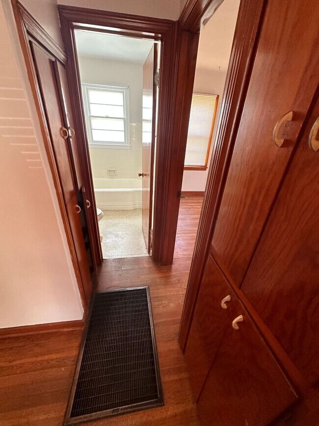 Building Photo - $950 - 3 bed 1 bath - Single Family Home