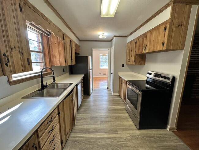 Building Photo - 1001 Riverbend Dr