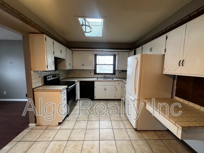 Foto del edificio - 7725 Tessman Dr