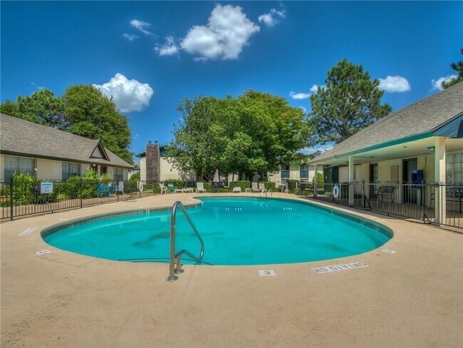 Piscina - 1713 E Lindsey St