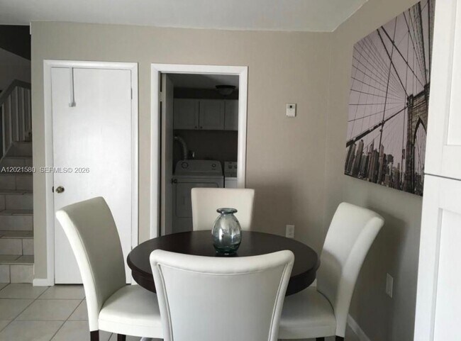 Foto del edificio - 3359 Gardens E Dr