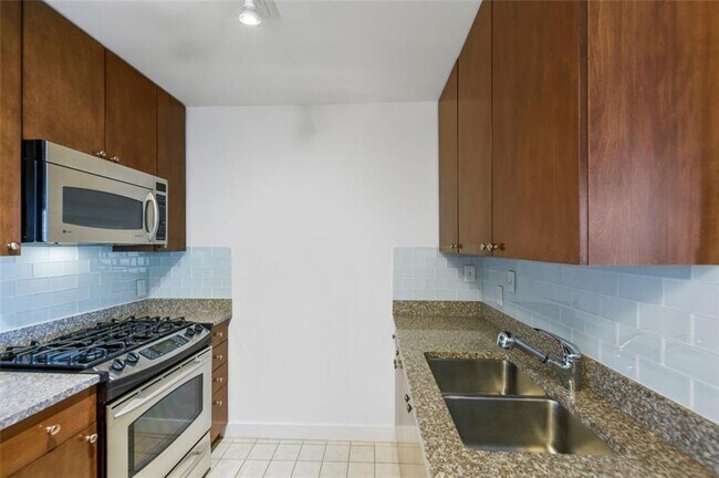 Foto del edificio - 3338 Peachtree Rd NE