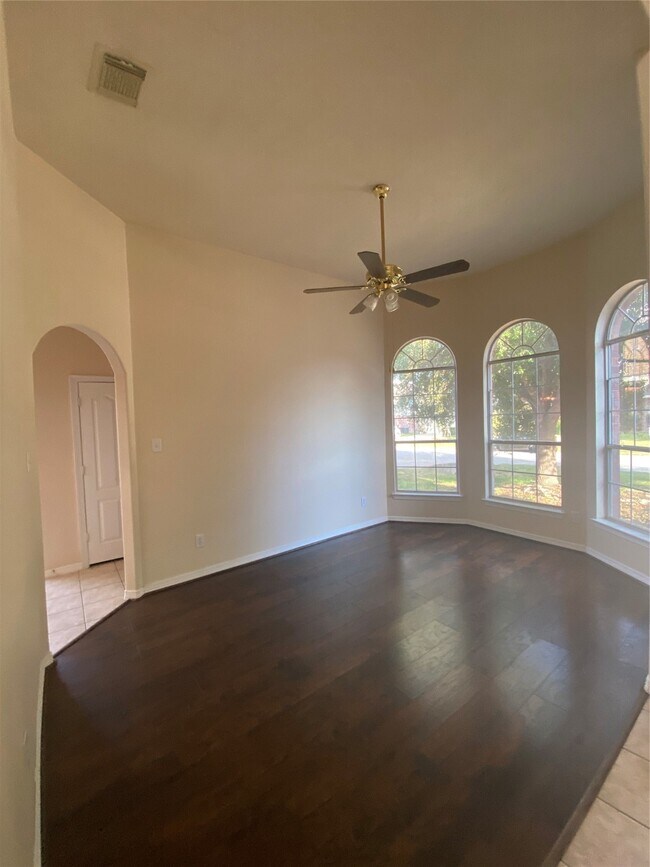 Foto del edificio - 9210 Hidden Lake E Dr