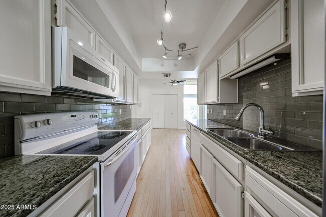 Foto del edificio - 630 E Jeffrey Ave
