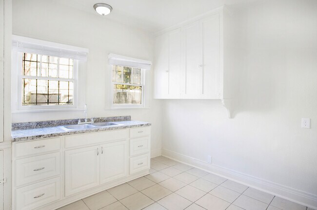 Building Photo - 4110 Ascot Ave