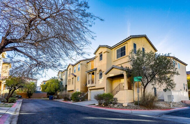 Foto del edificio - Beautiful 3 Bed Home With 3 Full Baths And Bed and Full Bath On 1st Floor