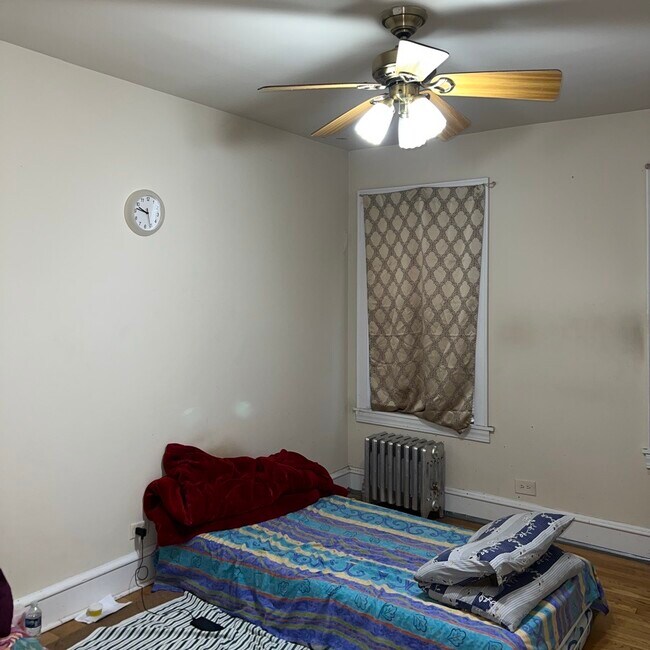 Building Photo - Spacious Rogers Park 2BR/1 bath, heat & wa...
