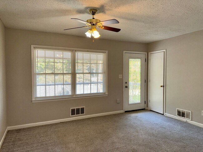 Foto del edificio - Cute 3 Bed/1.5 Bath Ranch on Quiet Cul-de Sac