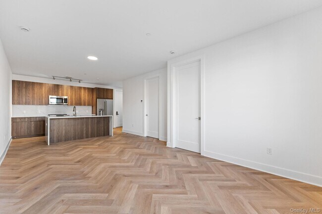 Foto del edificio - 100 E Putnam Ave