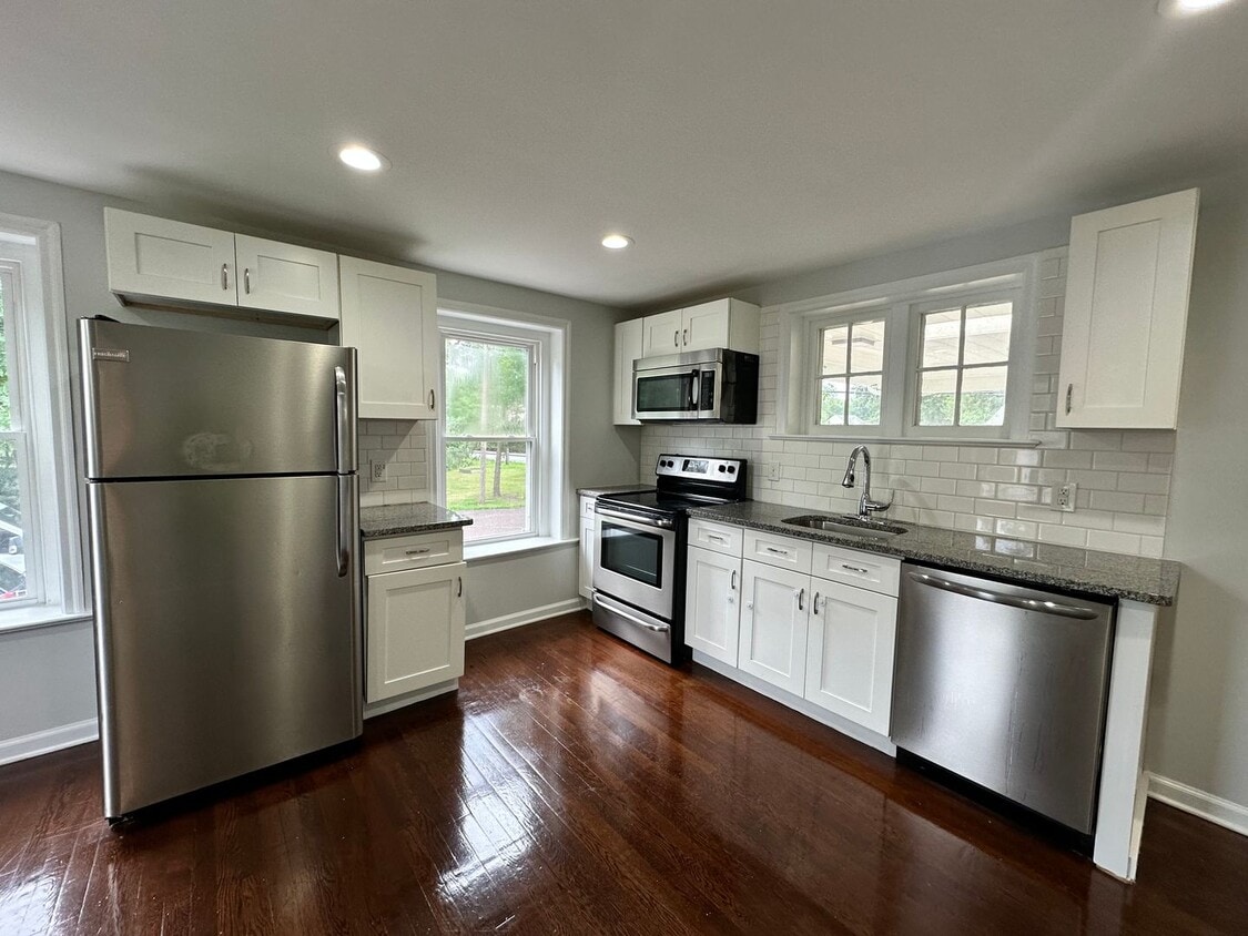 Primary Photo - 200 W Cherry Ln