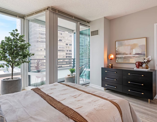 Building Photo - 230 E Ontario St