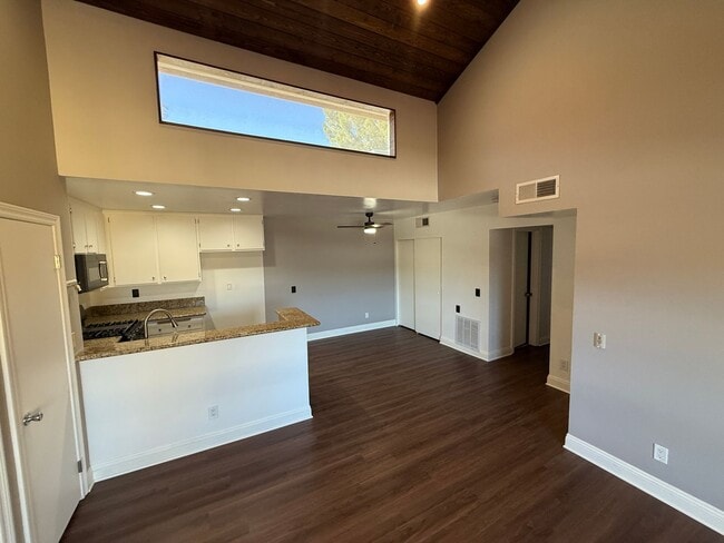 Foto del edificio - 2-Bedroom Condo with Community Amenities a...