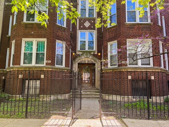 Building Photo - Uptown - 2 Bed / 2 Bath - Heat Included - Dog Friendly