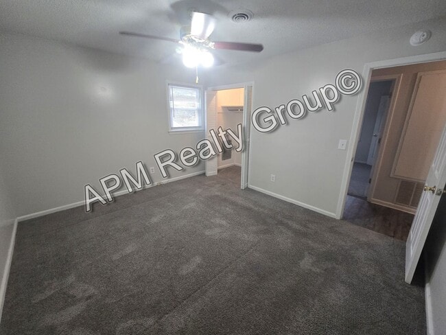 Building Photo - Brick home tucked away in quiet neighborhood